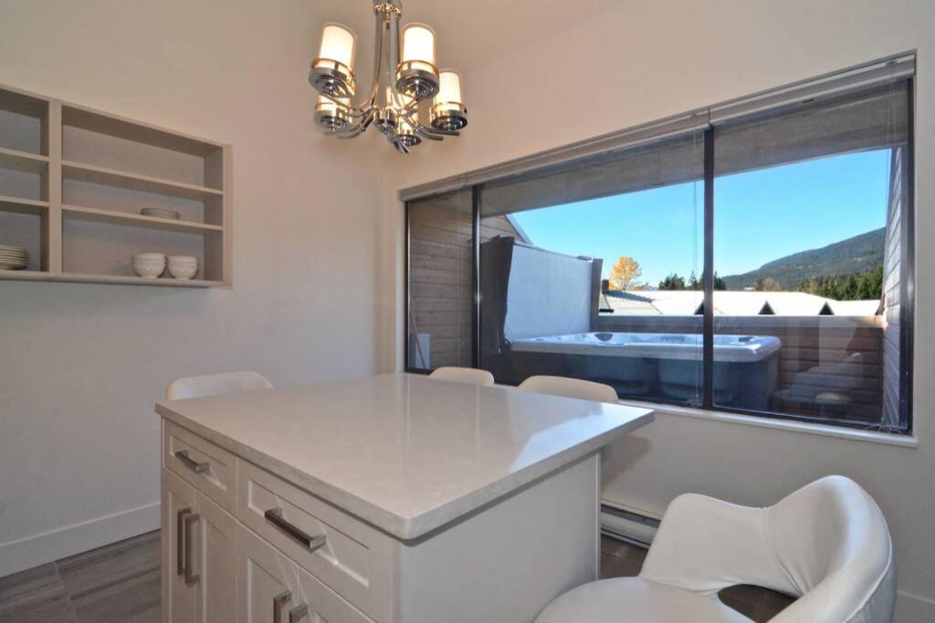 Hearthstone Lodge Loft, Village Centre, Private Hot Tub, Sleeps 6 Γουίστλερ Εξωτερικό φωτογραφία